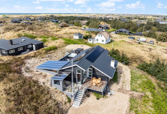 Stilfuldt sommerhus med udespa tæt ved havet