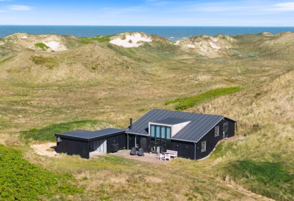 Charmerende træsommerhus med fantastisk strandnær beliggenhed