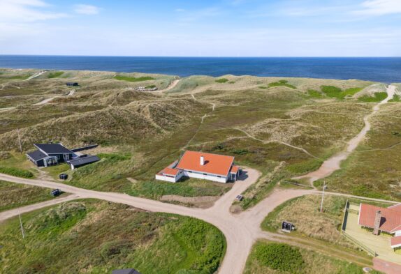 Feriehus nær stranden med brændeovn i Houvig