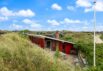 Charmerende og strandnært sommerhus med private terrasser (billede 1)