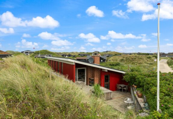 Charmerende og strandnært sommerhus med private terrasser