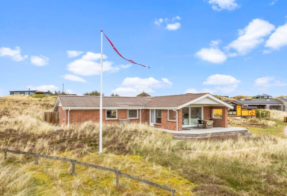 Strandnahes Ferienhaus mit Holzofen in Houvig