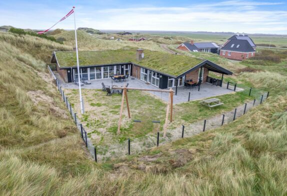 Hyggeligt Poolhus med kun 370 meter til stranden