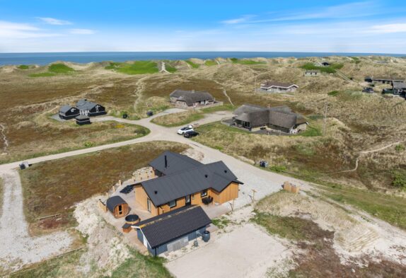 Moderne feriehus med udespa og sauna
