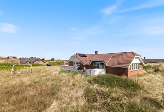 Geräumiges Ferienhaus mit Pool unweit vom Strand