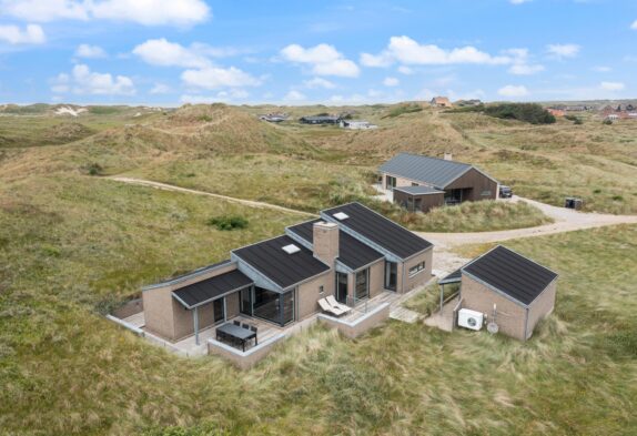 Moderne og veludstyret feriehus i Houvig 300 m. fra Vesterhavet
