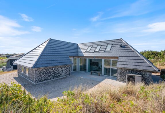 Strandnahes 5-Sterne-Poolhaus mit Sauna in Houvig für 8 Personen