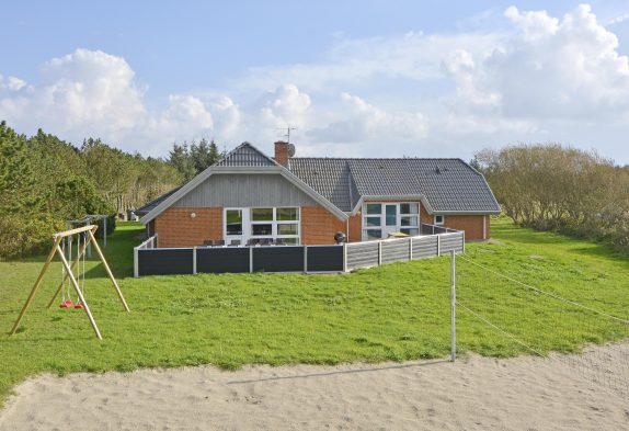 Poolhaus mit geschlossener Terrasse und Volleyball-Feld
