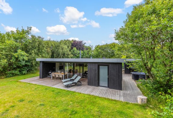 Flot feriehus med vildmarksbad, shelter, udesauna og udebruser