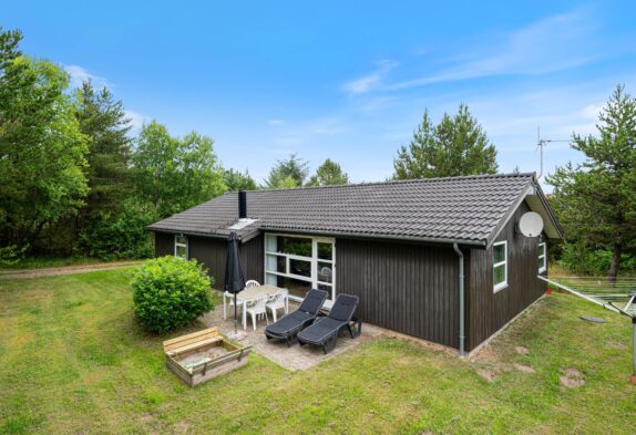 Sommerhus med spabad og sauna i rolige omgivelser