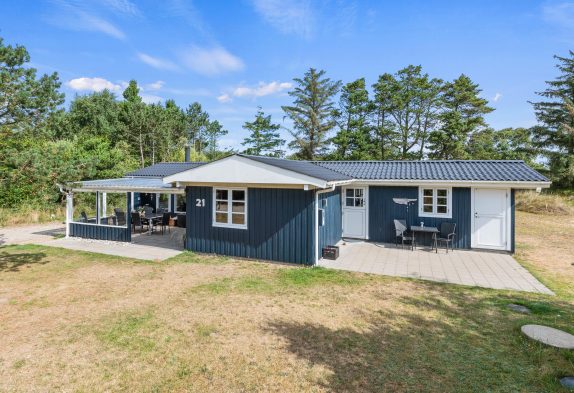 Einladendes Ferienhaus mit Whirlpool und Sauna auf eingewachsenem Naturgrundstück