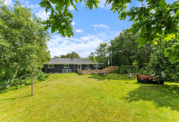 Lækkert sommerhus med dejlig træterrase og 2 hunde tilladt