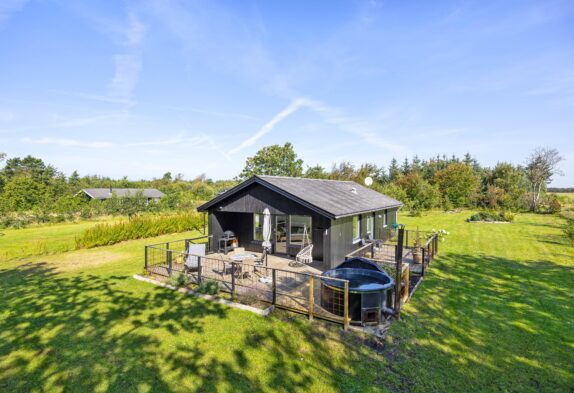 Ferienhaus in ruhiger Lage in Lodbjerg Hede mit Badetonne