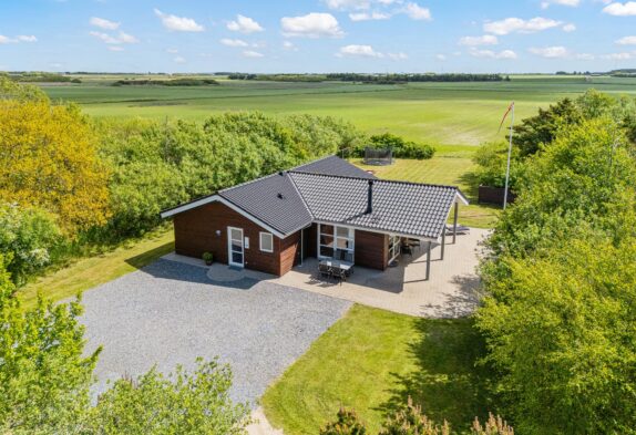 Ferienhaus mit Sauna und Whirlpool auf großem Grundstück