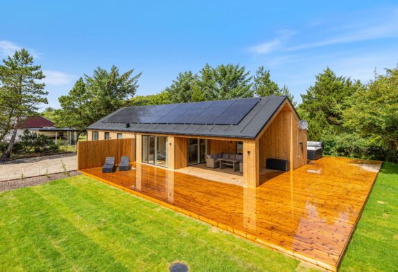 Moderne feriehus med god indretning og med udespa- og sauna