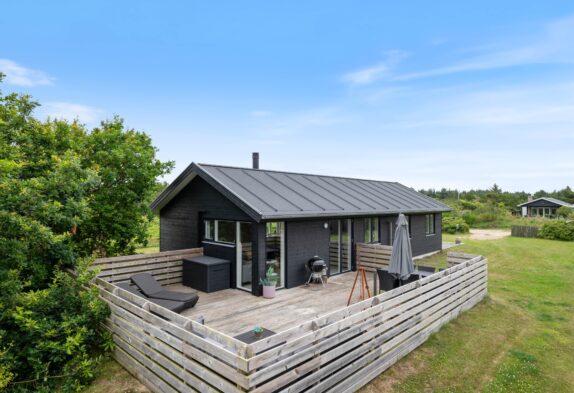 Lækkert og velholdt feriehus med sauna på stor plænegrund