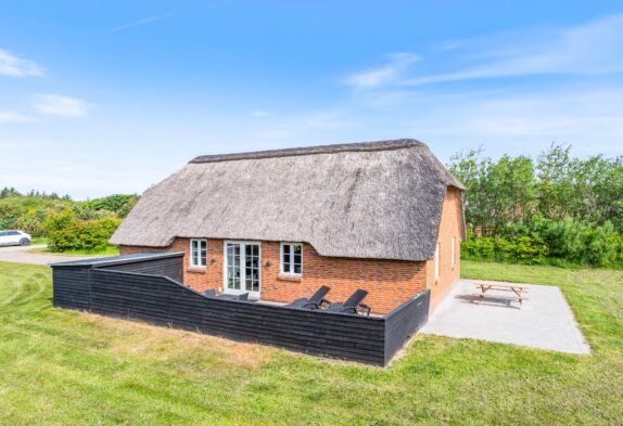 Skønt sommerhus med spa, sauna og stor have med legetårn