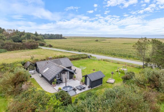 Modernes Ferienhaus mit Badetonne in Fjand