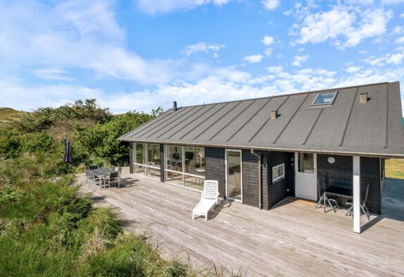 Idyllisk sommerhus i Fjand blot 150 meter fra Vesterhavet