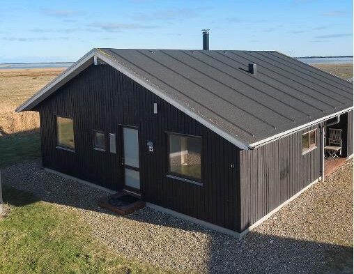 Dejligt sommerhus med brændeovn og fjordudsigt i Thorsminde