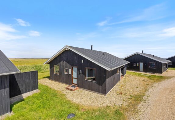Dejligt sommerhus med brændeovn og fjordudsigt i Thorsminde