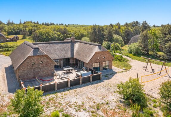 5-Sterne Poolhaus mit Außenwhirlpool, Sauna und Billard in Husby