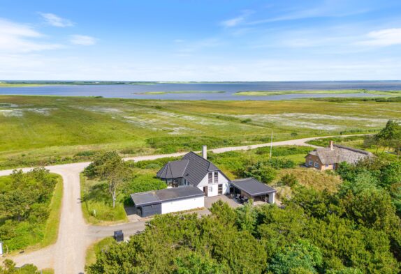 Hyggeligt sommerhus med panoramaudsigt over Nissum Fjord