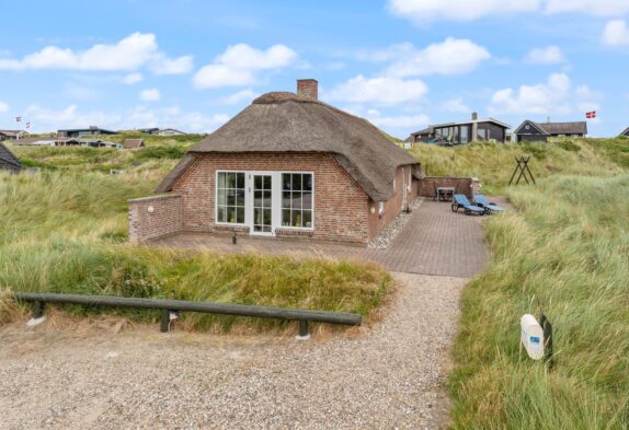 Lækkert sommerhus med spa og sauna tæt på stranden