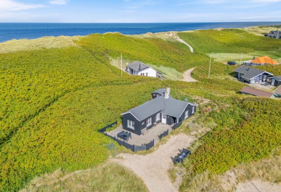 Flot og moderne feriehus kun 50 m fra Vesterhavet