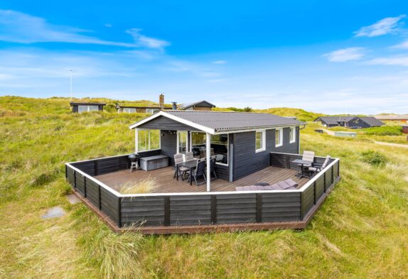 Skønt sommerhus med lukket terrasse på flot naturgrund