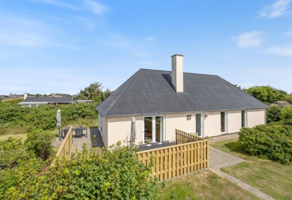 Dejligt sommerhus med brændeovn og høj komfort til 6 personer