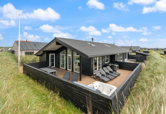 Flot feriehus i Søndervig med udespa og sauna tæt på hav og by
