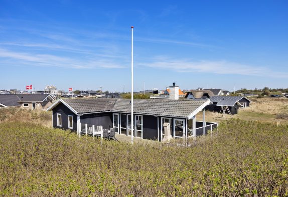 Charmerende sommerhus med brændeovn – kun 200 m fra havet