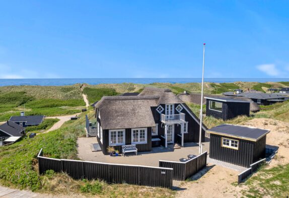 Autentisk sommerhus med udsigt til Vesterhavet