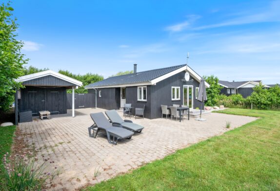 Hyggeligt sommerhus på plænegrund med brændeovn