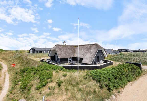 Lækkert stråtagshus med sauna og fantastisk beliggenhed