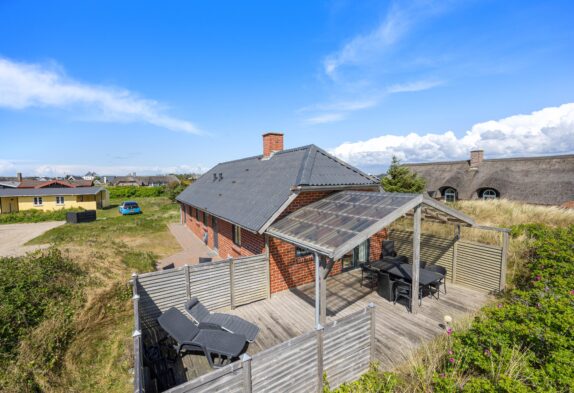Klassisches Ferienhaus mit überdachter Terrasse und Holzofen