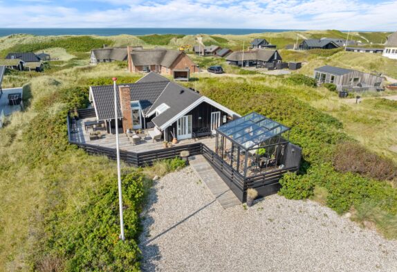 Dejligt, strandnært feriehus med lukket terrasse og orangeri