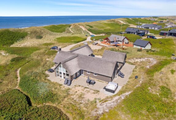 Fantastisk feriehus med udespa og sauna 50 meter fra stranden