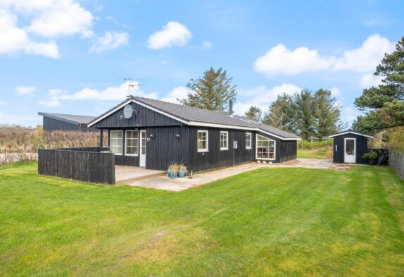 Gemütliches Ferienhaus mit Holzofen in Søndervig