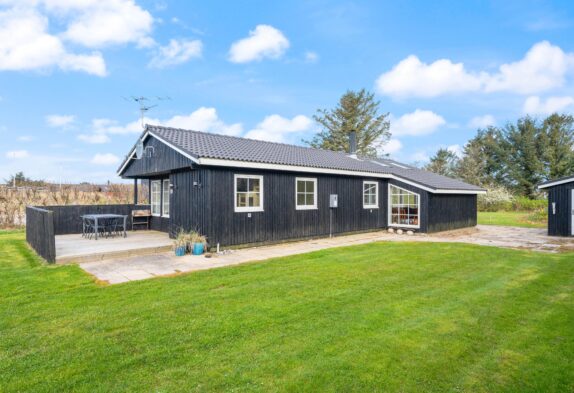 Gemütliches Ferienhaus mit Holzofen in Søndervig