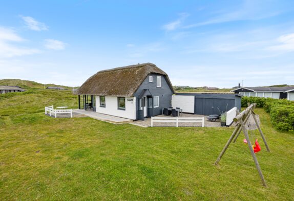 Schönes Ferienhaus mit Holzofen, großer Terrasse und Hund