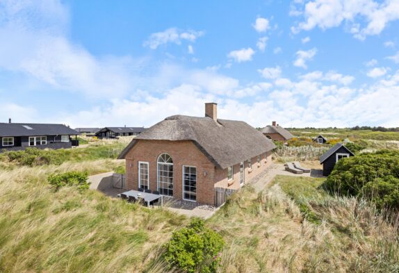 Nydeligt sommerhus med brændeovn, stråtag og lukket terrasse
