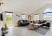 Nydeligt sommerhus med brændeovn, stråtag og lukket terrasse (billede 2)