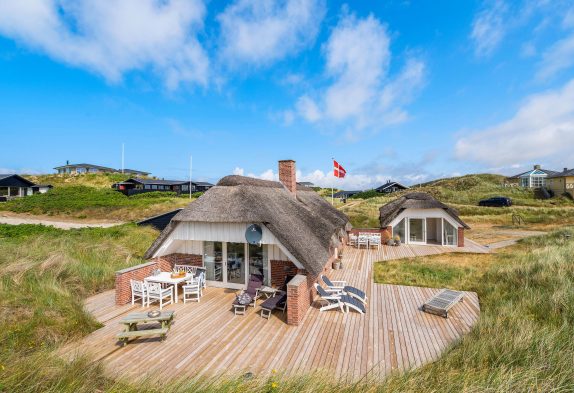 Strandnært ikke-ryger-hus med stor terrasse