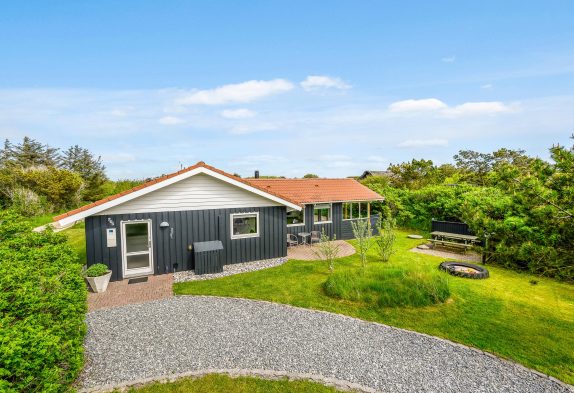 Skønt moderne feriehus i Søndervig med sauna og 500m til havet