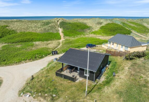 Hyggeligt sommerhus i første klitrække i Søndervig