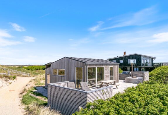 Strandnahes Ferienhaus im Herzen Søndervigs mit Sauna