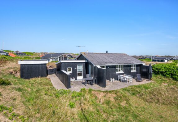 Charmerende, lyst og hyggeligt sommerhus tæt på Vesterhavet