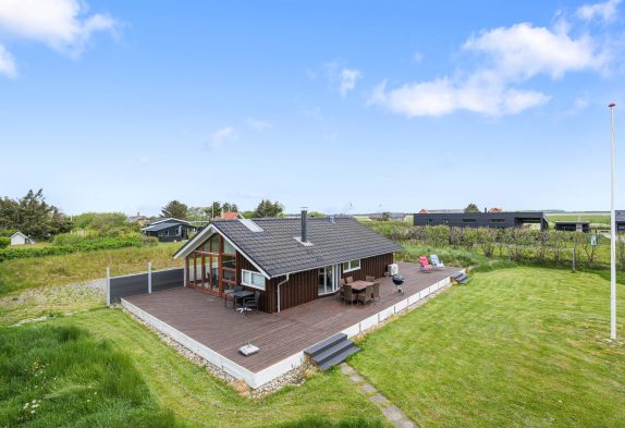 Schickes Holzhaus in Søndervig mit Whirlpool und Sauna
